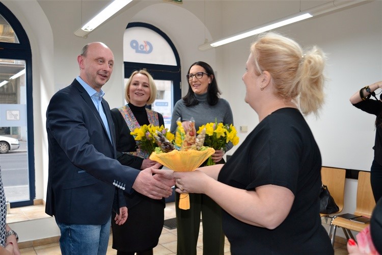 Učňovské kadeřnictví se stará o seniory Prahy 2