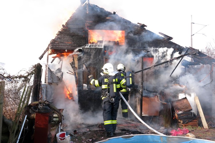 Při požáru zahradní chatky se lehce zranila obyvatelka
