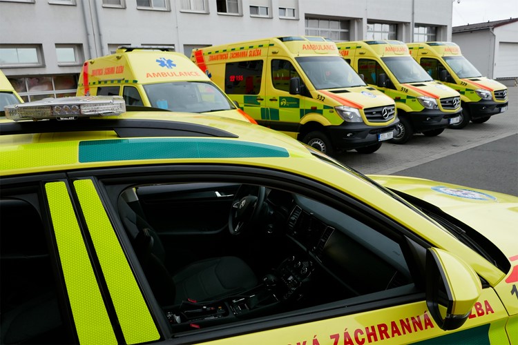 Záchranáři převzali jedenáct nových sanitních vozidel
