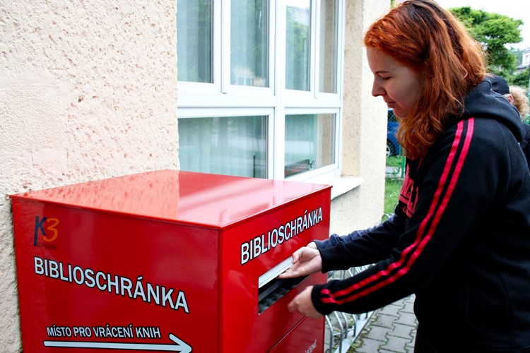 Bohumínská knihovna má nový box na vrácení knih