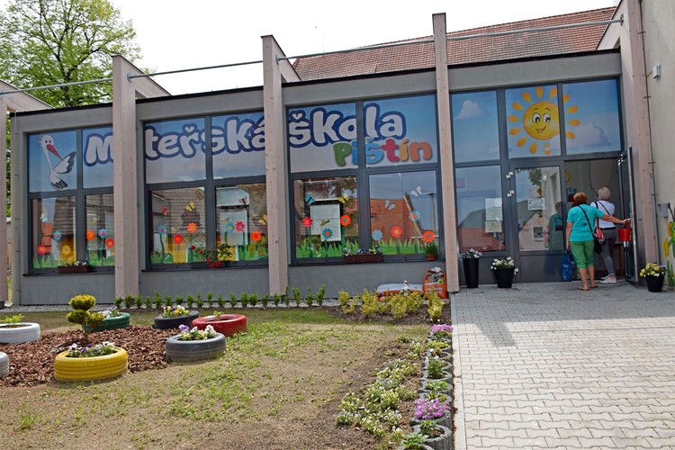 Prázdninové pobyty v pištínské školce byly bleskově obsazeny