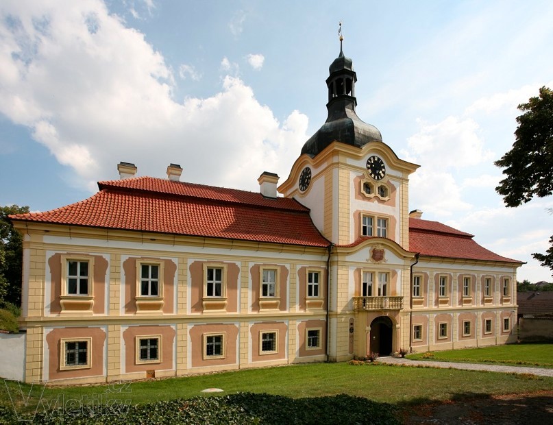 Letošní sraz rodáků se po dvaceti letech opět koná na  zámku v Nebílovech.