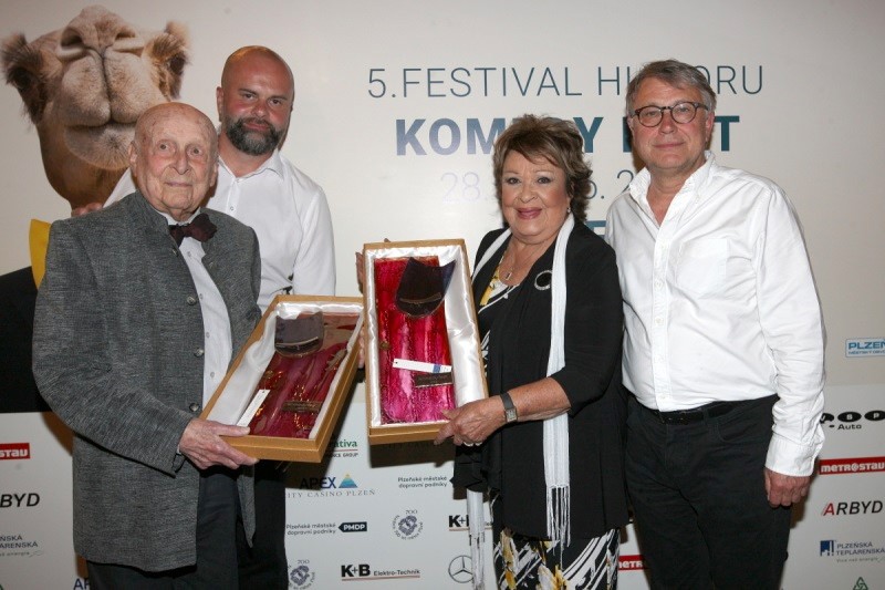 Zleva: Stanislav Zindulka, president festivalu Jiří Turek, Jiřina Bohdalová a Antonín Procházka.