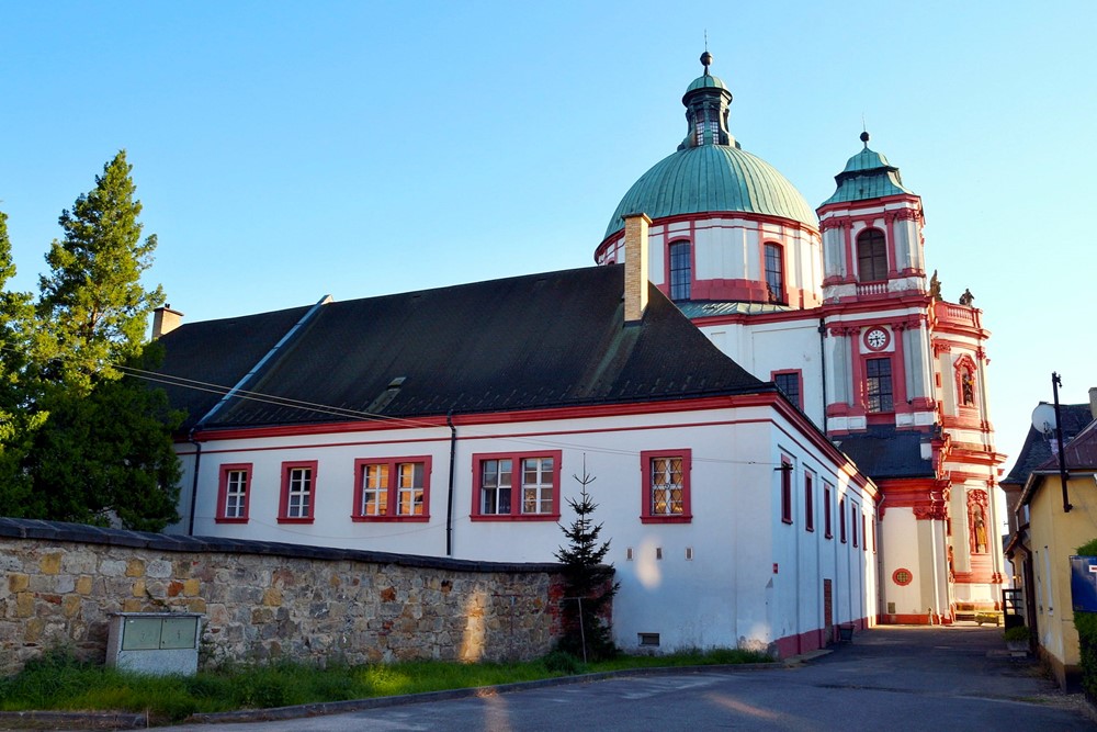 Bazilika sv. Vavřince a sv. Zdislavy s přilehlým klášterem.
