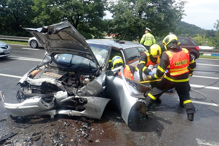 Pět osob bylo zraněno po nehodě ve Frýdku-Místku, jednu museli hasiči vyprostit