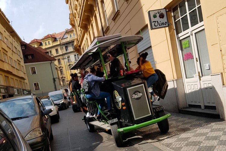 Praha bude iniciovat úpravu provozování tzv. „beer bike“ na svém území