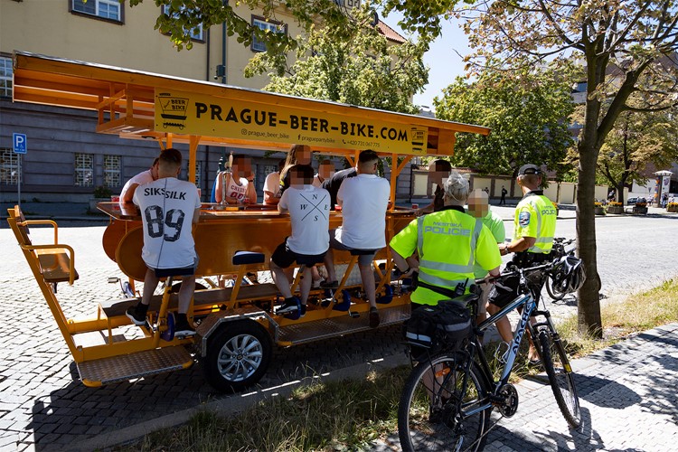 Pivní kola v centru Prahy se ocitla pod dohledem městské policie