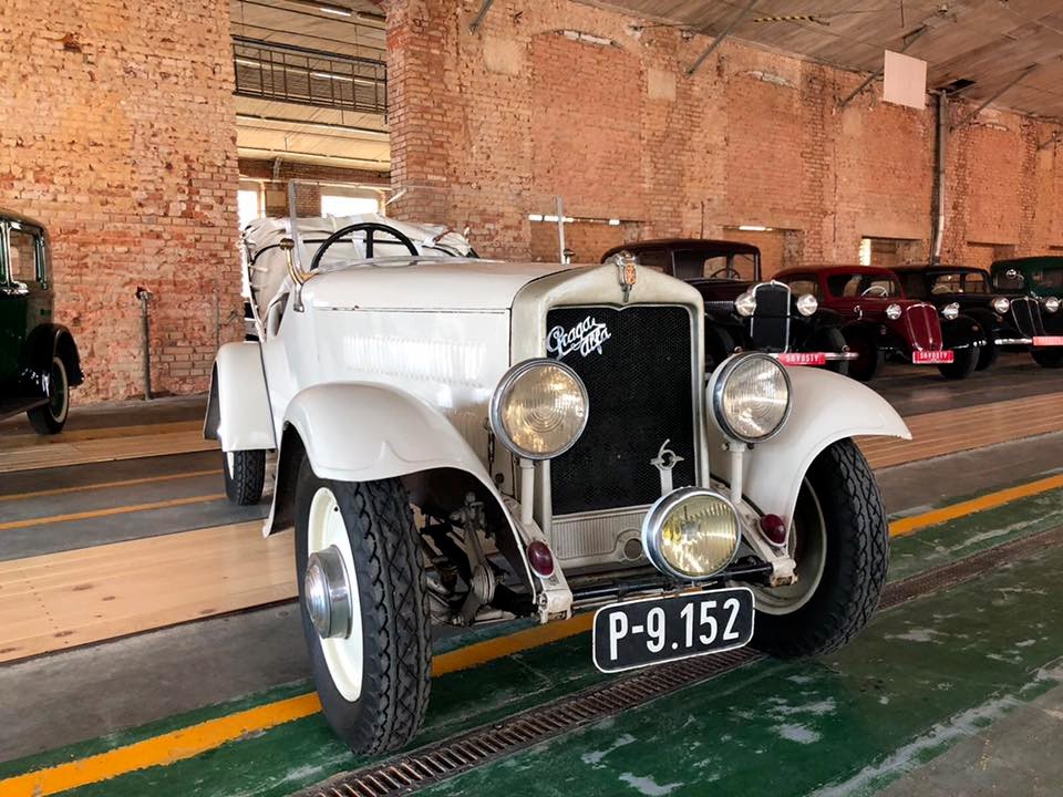 Psal se rok 1933 a tato Praga Alfa vyhrála legendární závod 1000 mil Československých.