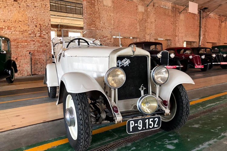 Skvosty s vůní benzínu. Unikátní přehlídka historických i současných automobilů