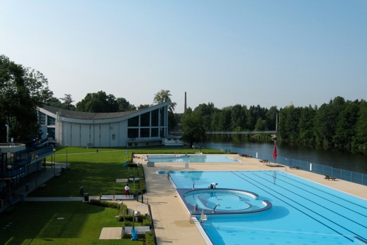 Čtveřice chlapců obtěžovala návštěvníky letní plovárny 