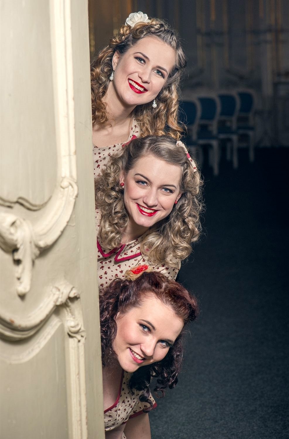 Sestry Ježkovy - tři půvabné zpěvačky zapálené do rytmu swingu – Tereza Nálevková, Radka Říhová a Karolina Stasiaková.