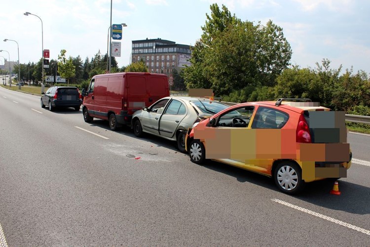 Nehoda čtyř vozidel si vyžádala jedno zranění