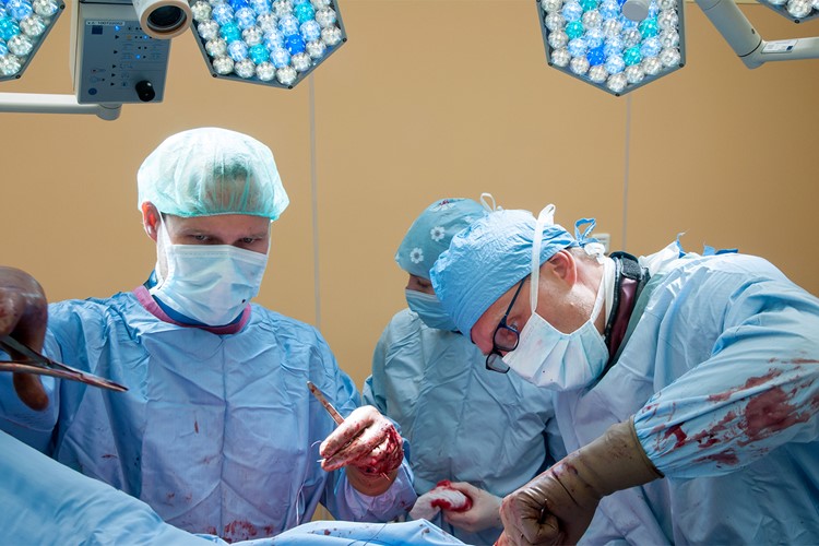 Chirurgové z Kliniky úrazové chirurgie prodloužili pacientovi nohu o 3,5 cm