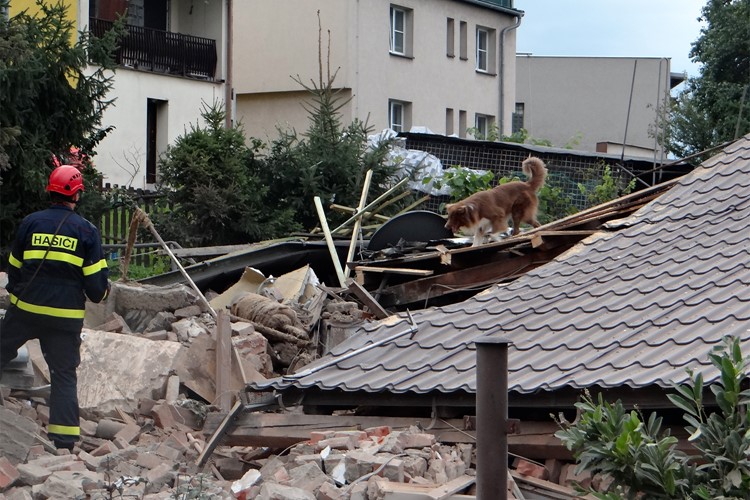 Hledání člověka v sutinách domku v Českém Těšíně se protáhlo