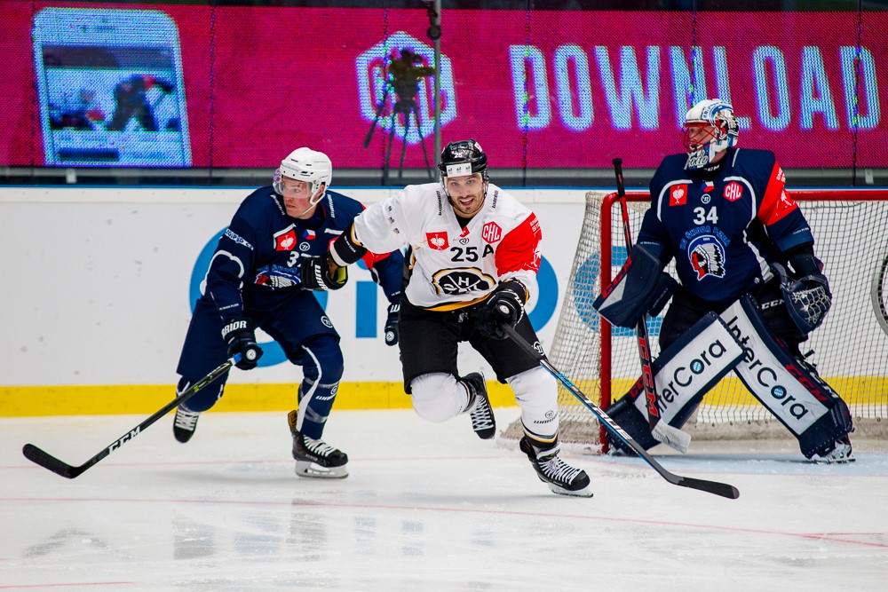 Dominik Frodl a Conor Allen sledují hru.