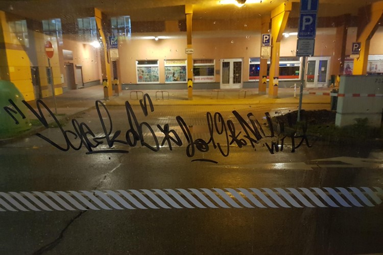 Kreslil fixou na zastávku, další sprejem na zeď