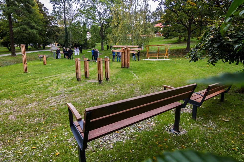 Sluneční louka, kde mohou klienti nabírat síly přímo na čerstvém vzduchu.