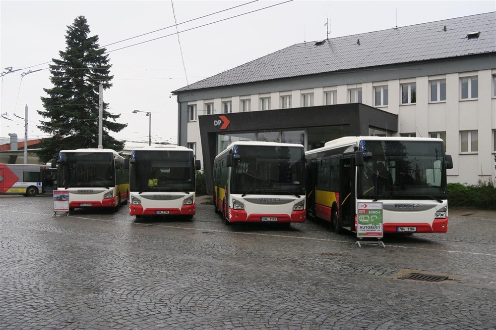 Nové autobusy DPMHK.