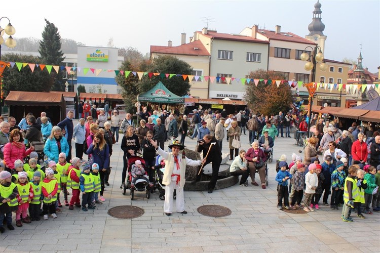 Všesvatský jarmark v Rožnově láká na tradiční zboží, dobré jídlo i hudební program