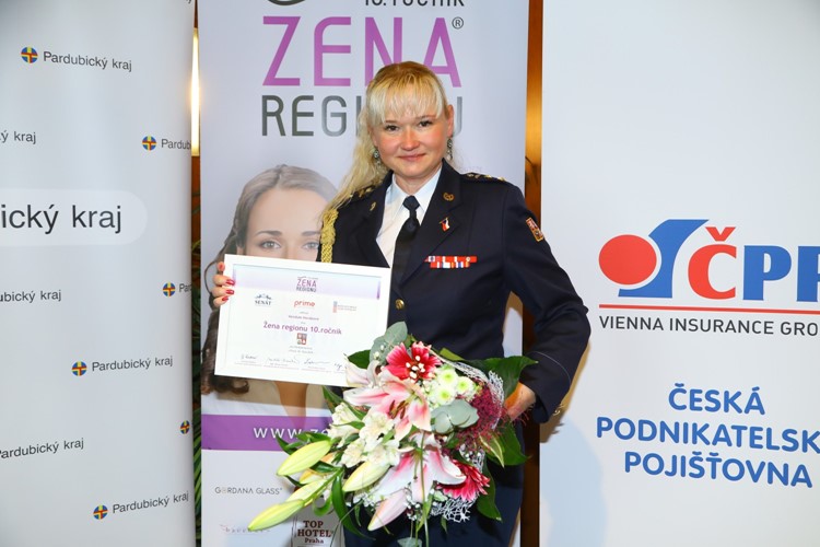 Držitelkou ocenění Žena regionu za Pardubický kraj se stala tisková mluvčí hasičů a kouzelnice