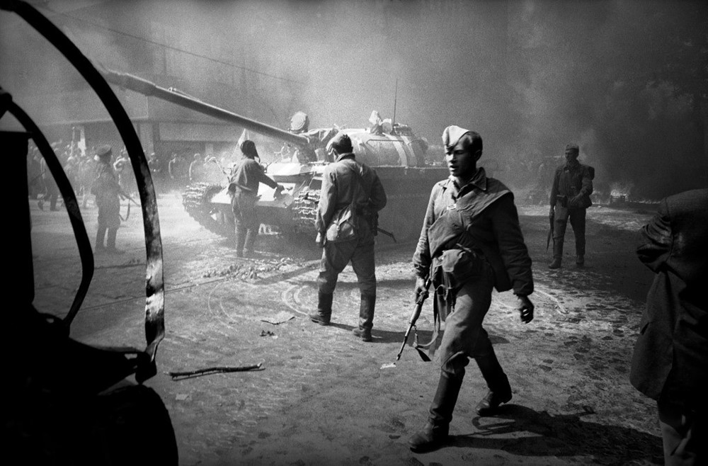 Před rozhlasem 21.8.1968.