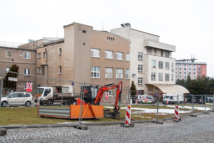 Pod lékárnou Fakultní nemocnice Olomouc vzniká nové parkoviště. Poskytne místa pro tři desítky aut