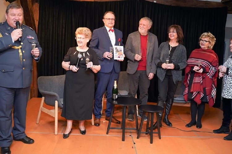 Slavná Werichova vila zažila křest knihy poslední hospodyně rodiny slavného herce