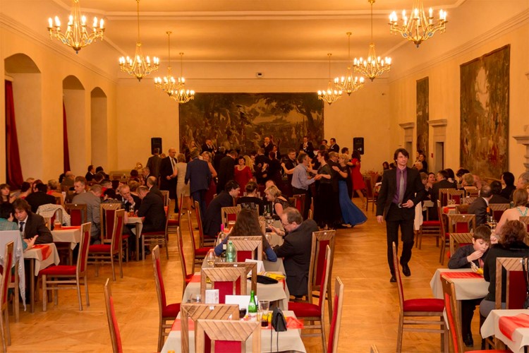 Úzkokolejky Jindřichův Hradec pořádají již pátý ples