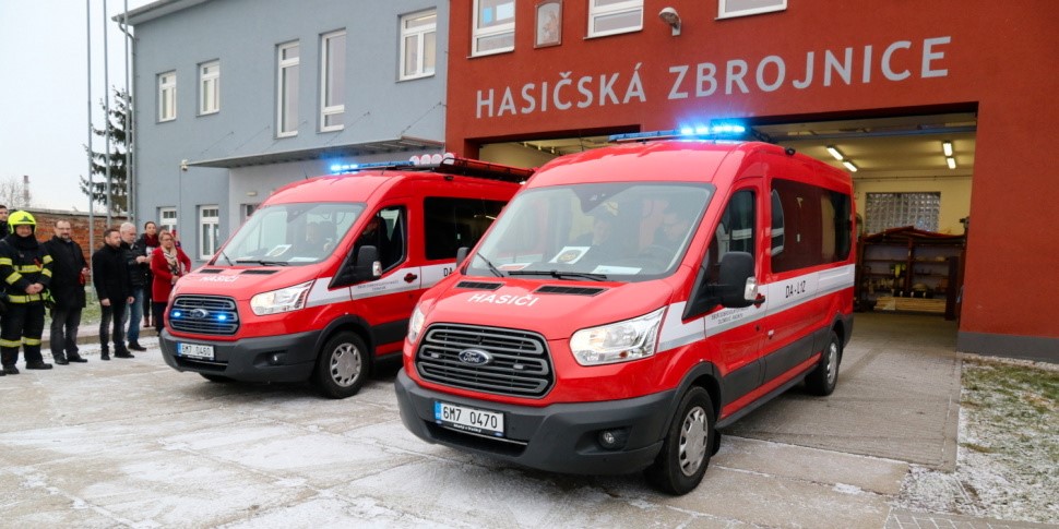 Anička a Evička, dvě speciálně vybavená auta, pomohou dobrovolným hasičům.