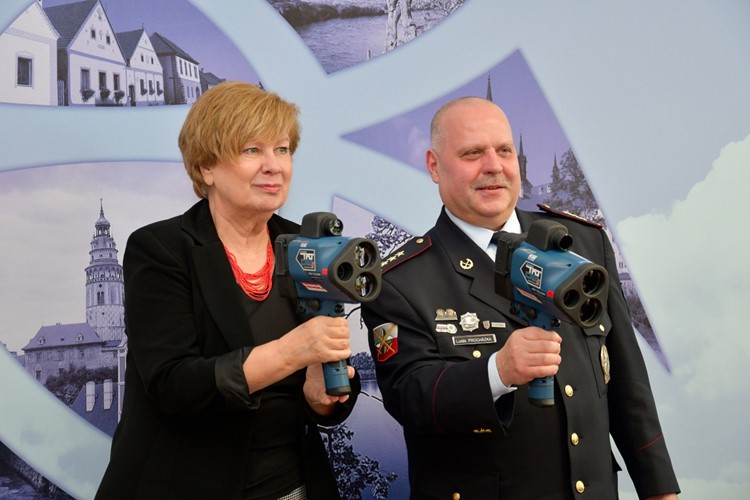 Jihočeský kraj chce zvýšit bezpečnost na silnicích. Policii daroval laserové rychloměry 