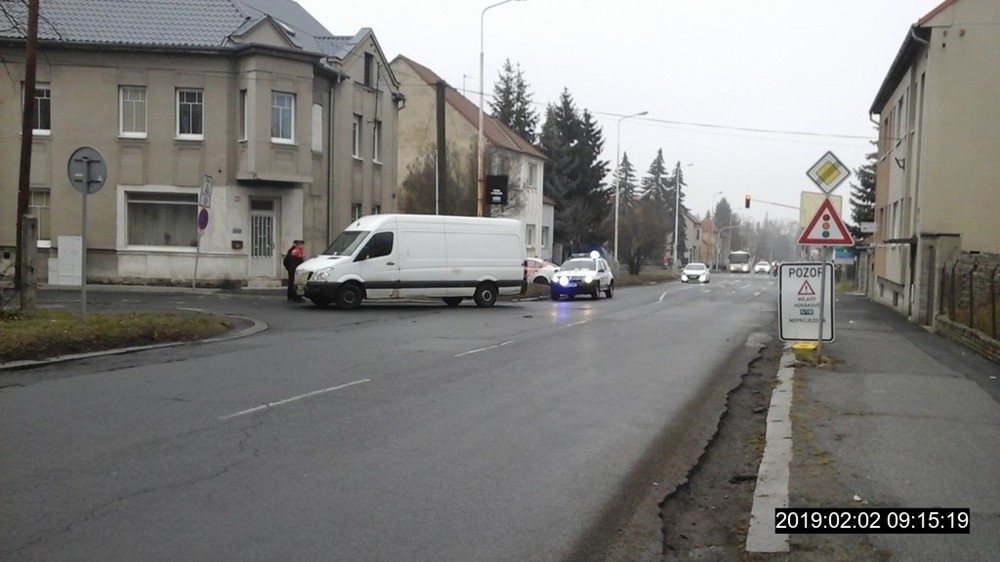 Odstavená dodávka v křižovatce.