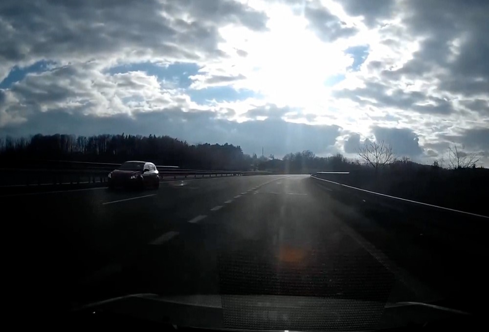 Záběr z palubní kamery, která nebezpečný manévr na D48 zachytila.