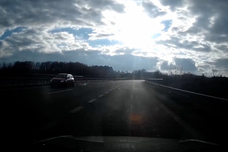 Riskantní manévr na dálnici