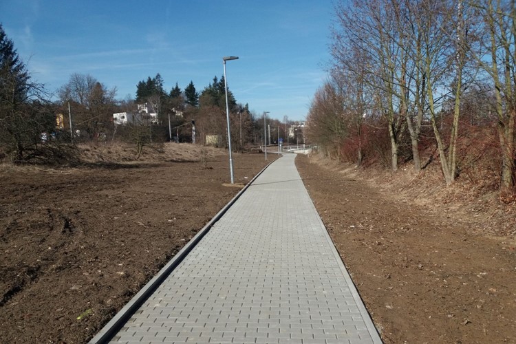Nová stezka z komerční zóny slouží chodcům i cyklistům