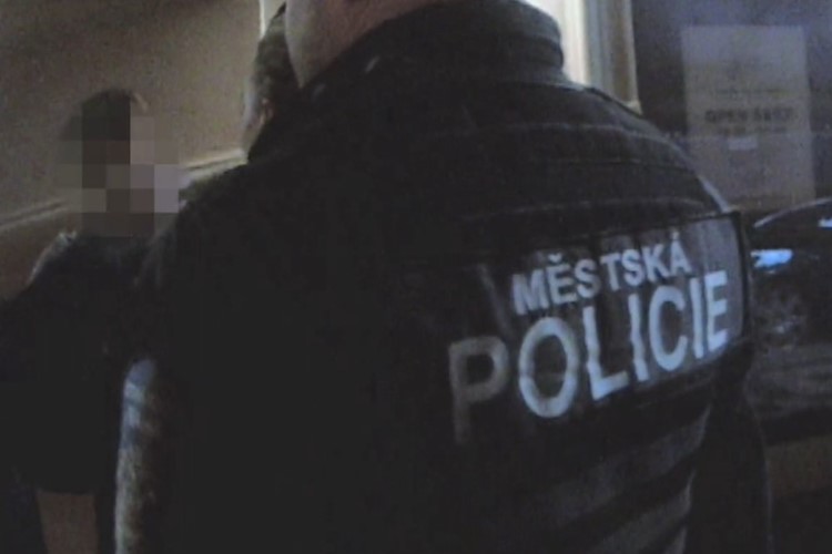 Když se dva, tři, čtyři perou a další stojí opodál