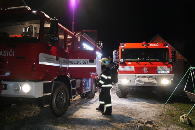 V Lipové-lázni vyhořela střecha ubytovací chaty