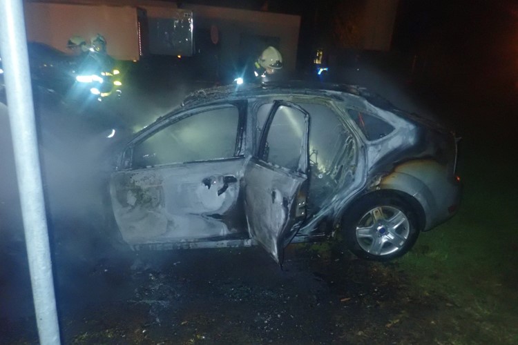 Škodu za 100 tisíc korun způsobil noční požár osobního automobilu ve Frýdku-Místku