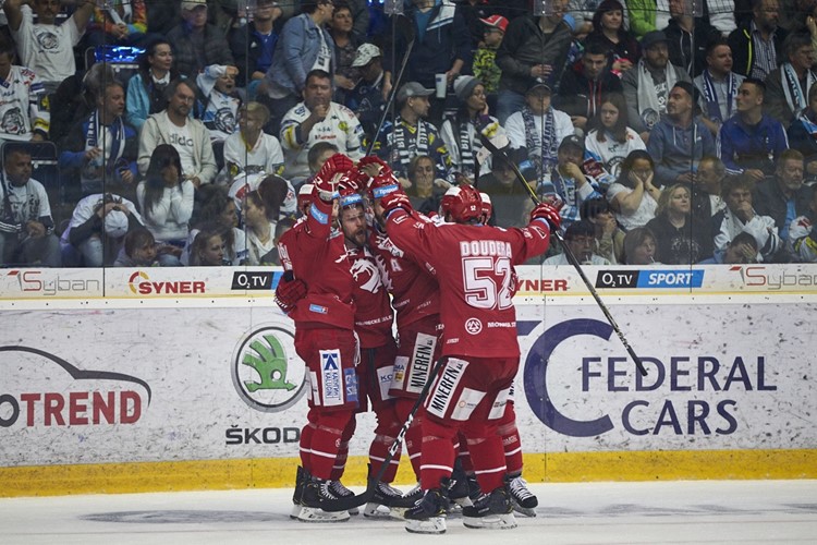 Třinec vyhrál úvodní zápas v Liberci a ve finále se ujal vedení