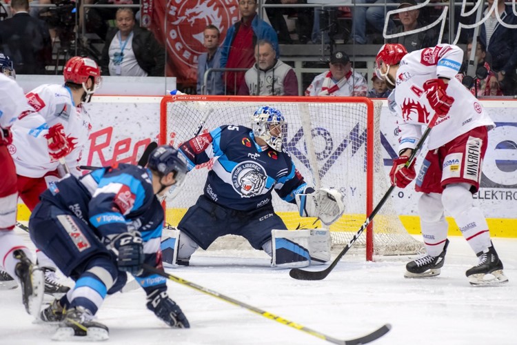 Třinec doma porazil Liberec a ujal se ve finále vedení