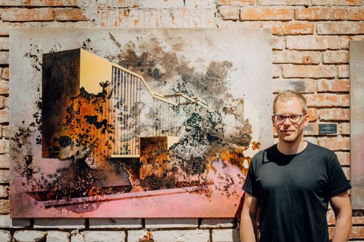 Vnitroblock představuje unikátní díla Lukáše Havrdy – malíře stop naší pohnuté historie