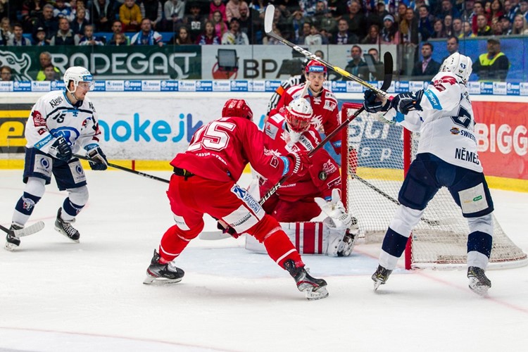 Plzeň doma prohrála, Třinec snížil stav série 