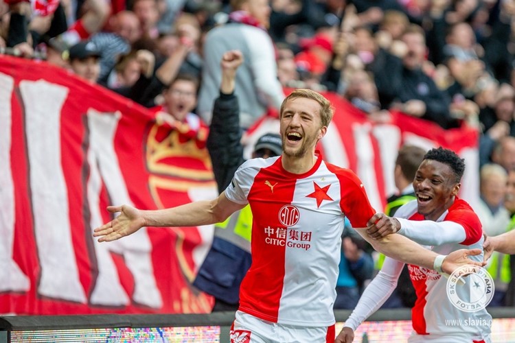 Divoký závěr rozhodl o bodech pro Slavii, Plzni se titul vzdálil