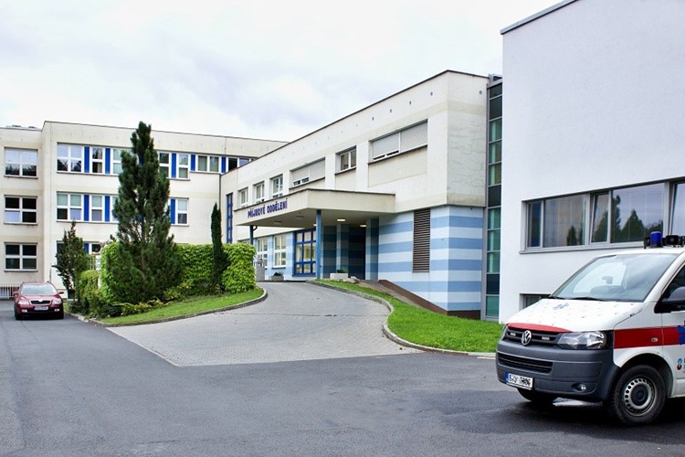 Jak si správně mýt ruce, naučí zájemce personál Nemocnice Podlesí