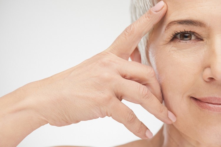 Dermatoložka radí, jak vhodně v létě pečovat o zralou pleť
