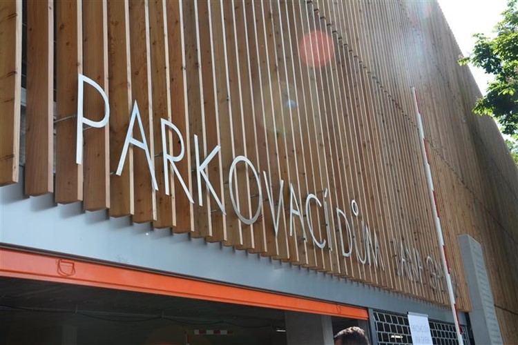 Parkovací dům Jana Gayera je otevřen