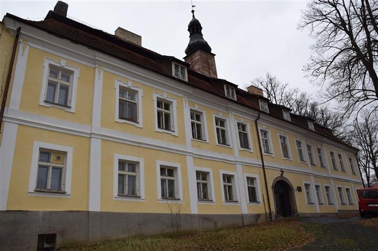 Kraj Vysočina znova nabízí k prodeji zámek v Těchobuzi