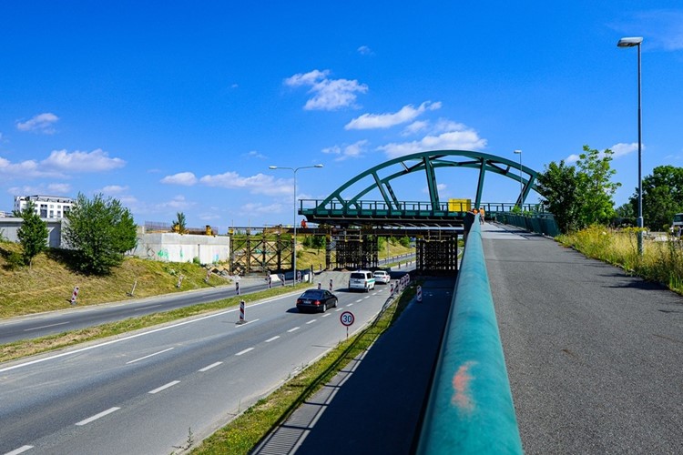 Nový most v Plzni se sune na místo, pojedou po něm tramvaje na Borská pole 