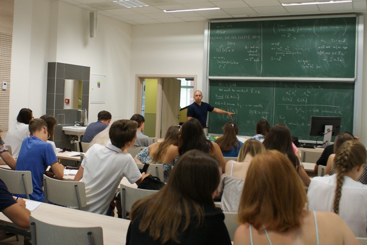 Univerzita nezahálí ani v létě. Do Hradce Králové míří stovky zahraničních studentů 