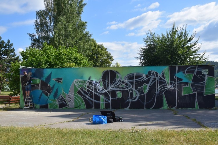 Stěnu u přehrady zdobí nové graffiti