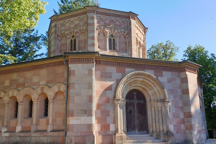 Méně známé, ale zajímavé místo kraje: Harrachovská hrobka v Horní Branné